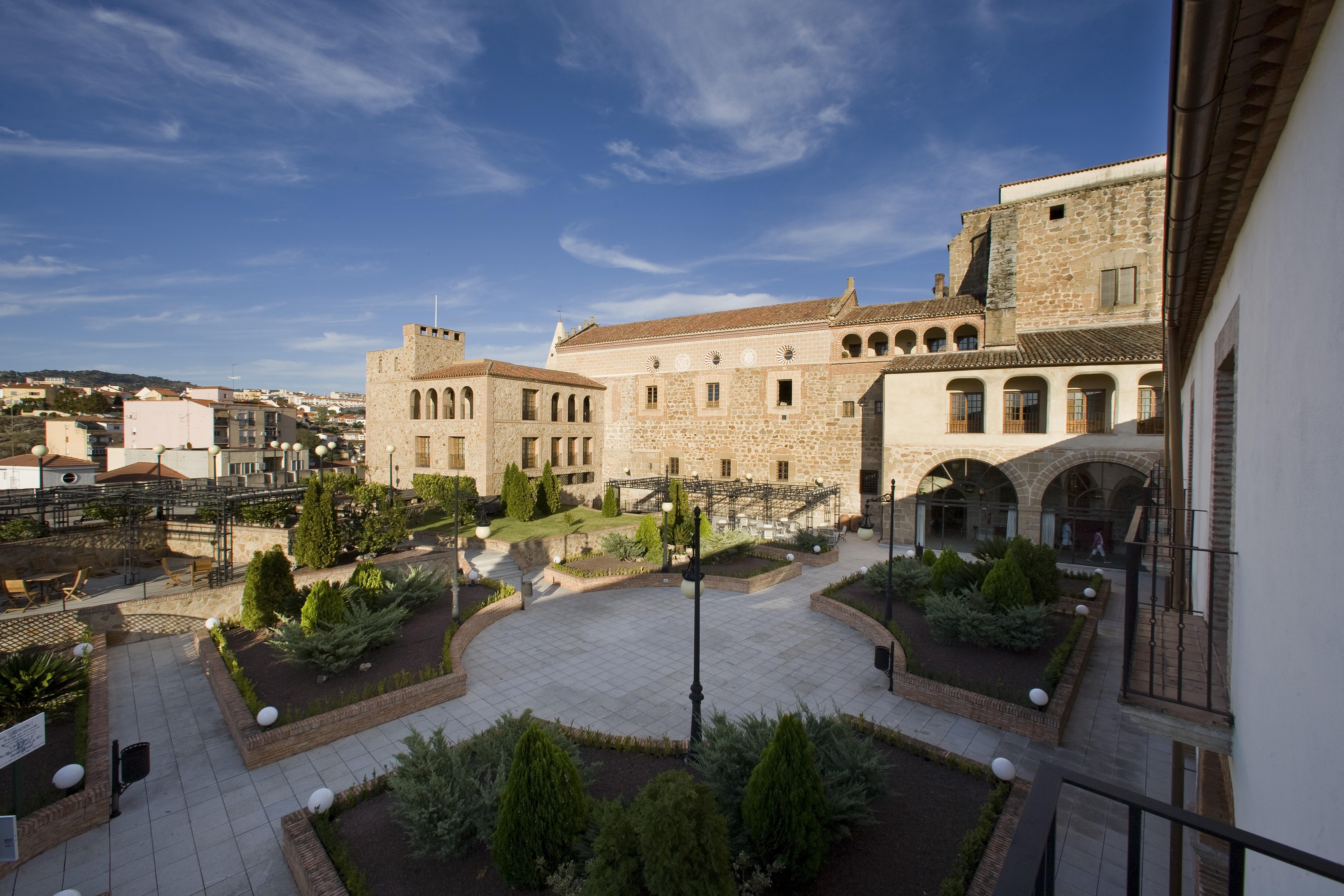 Parador De Plasencia Hotel Exterior photo