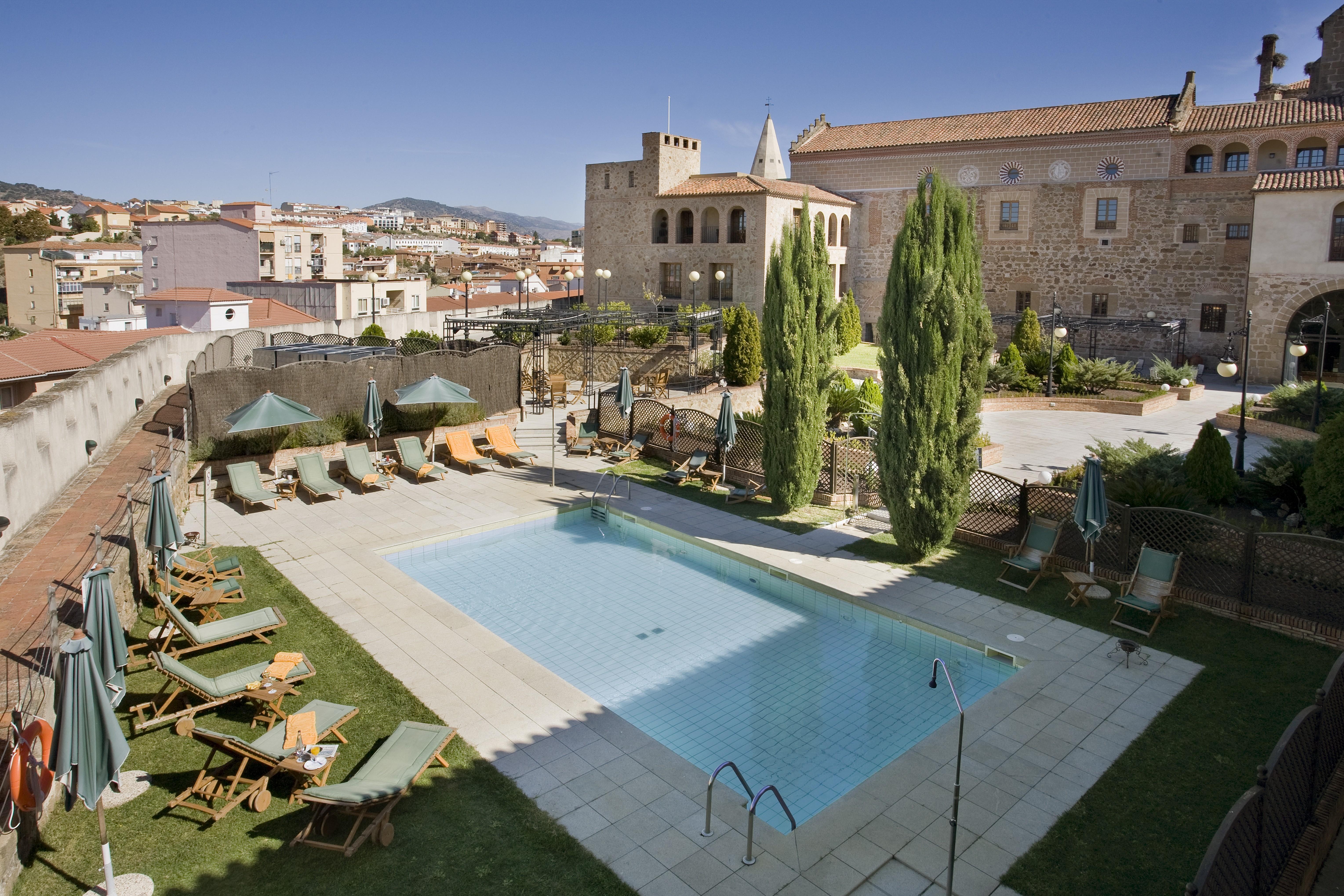 Parador De Plasencia Hotel Exterior photo