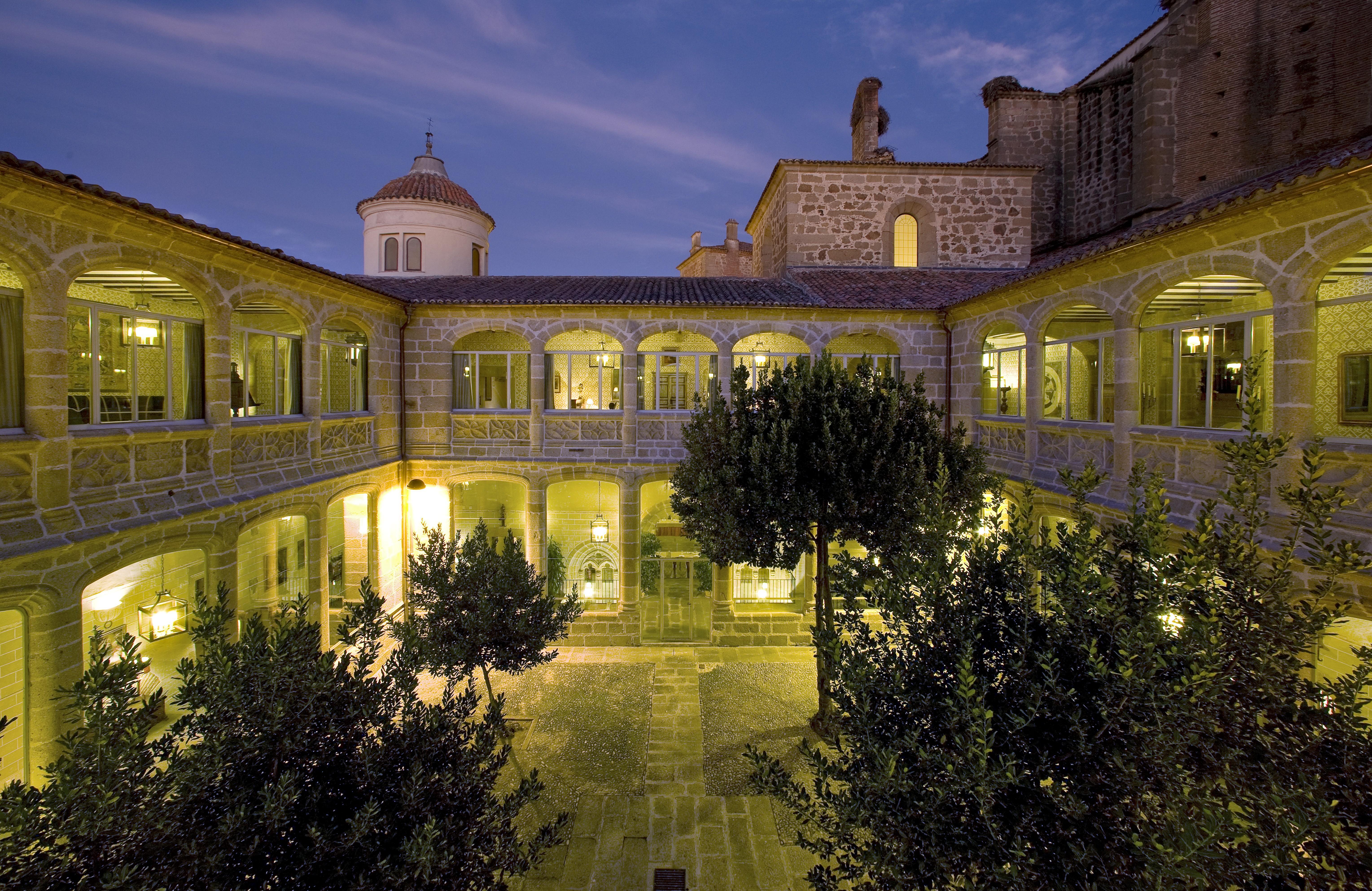 Parador De Plasencia Hotel Exterior photo