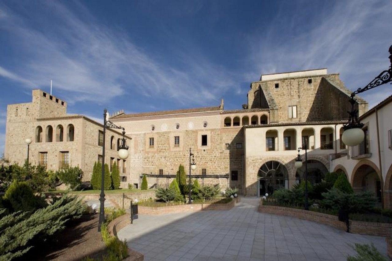 Parador De Plasencia Hotel Exterior photo