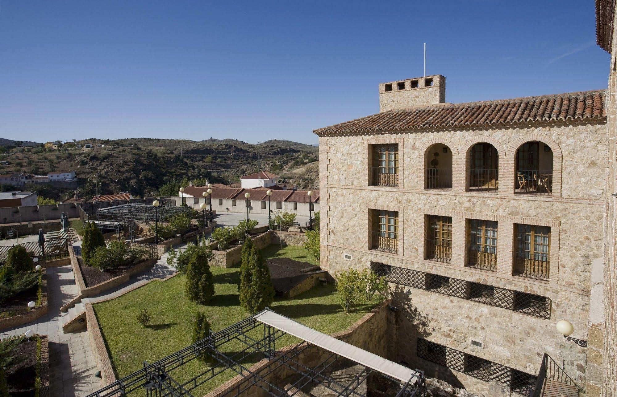 Parador De Plasencia Hotel Exterior photo