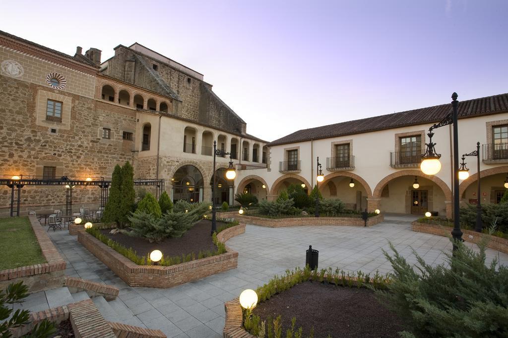 Parador De Plasencia Hotel Exterior photo